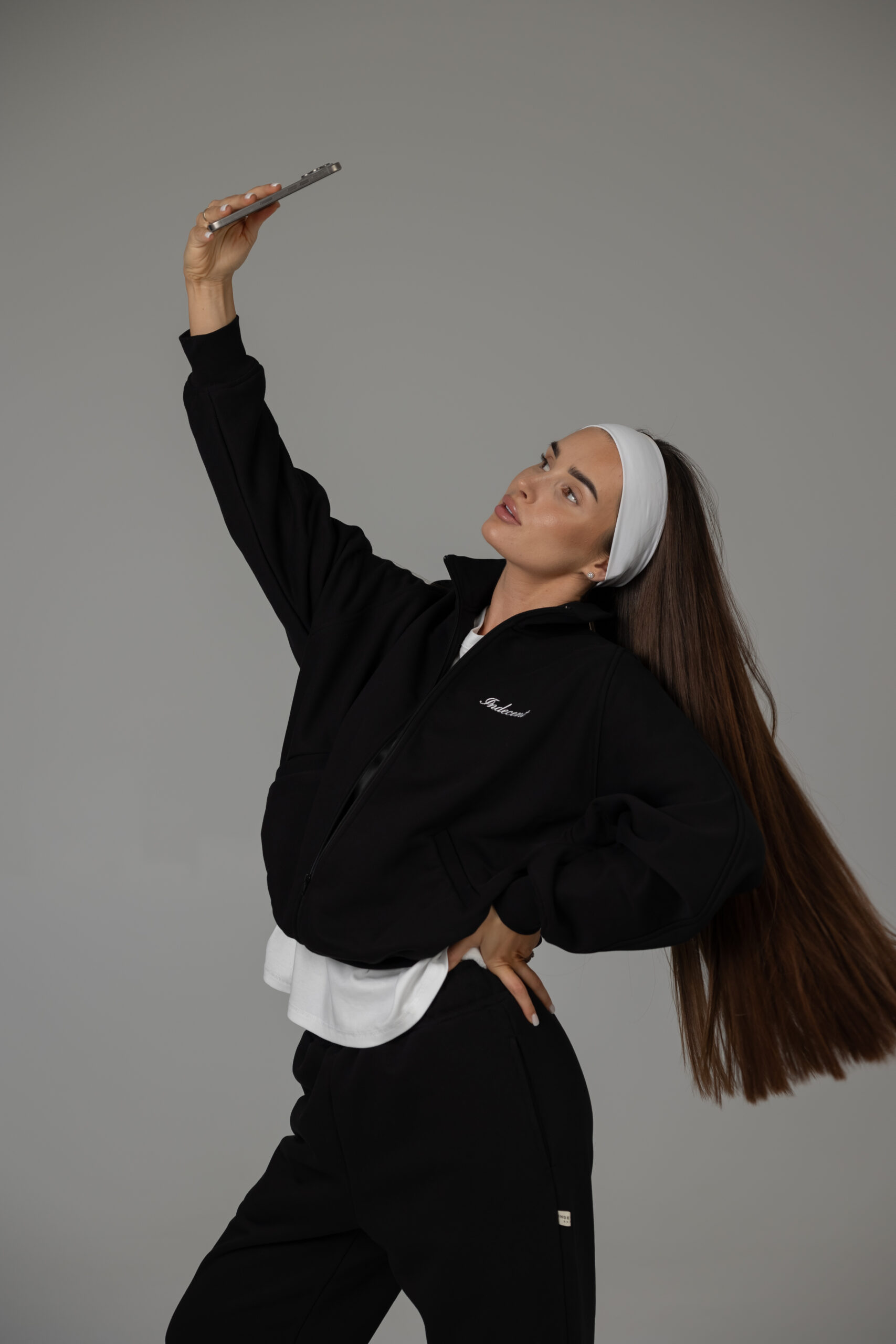 HIGH COLLAR ZIP IN BLACK - Image 4